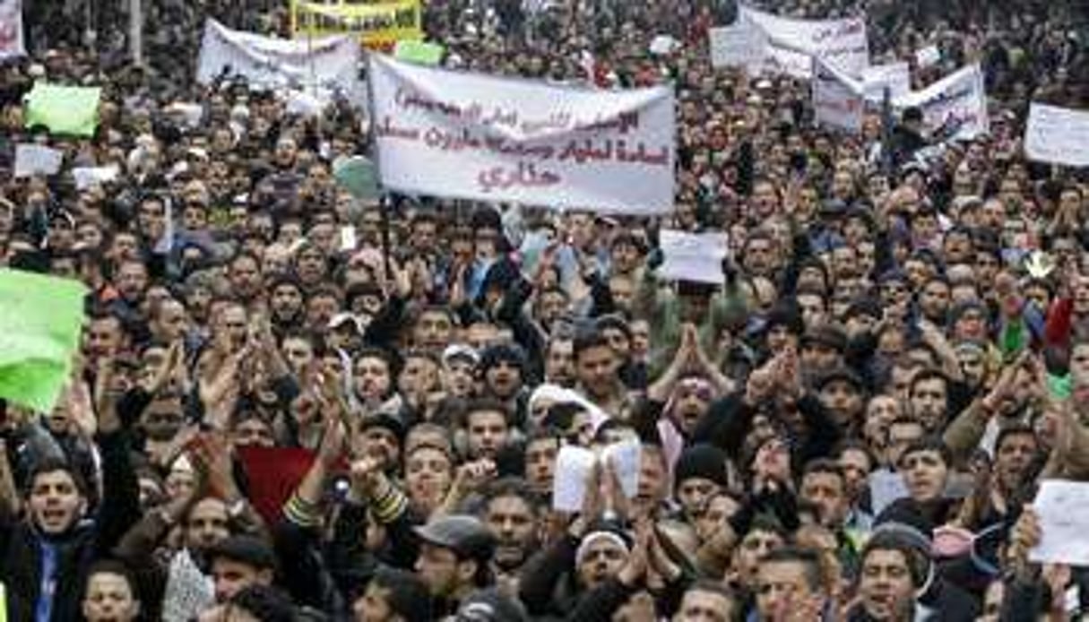 Des manifestants contre la une de Charlie Hebdo, le 16 janvier 2015 à Amman. © AFP