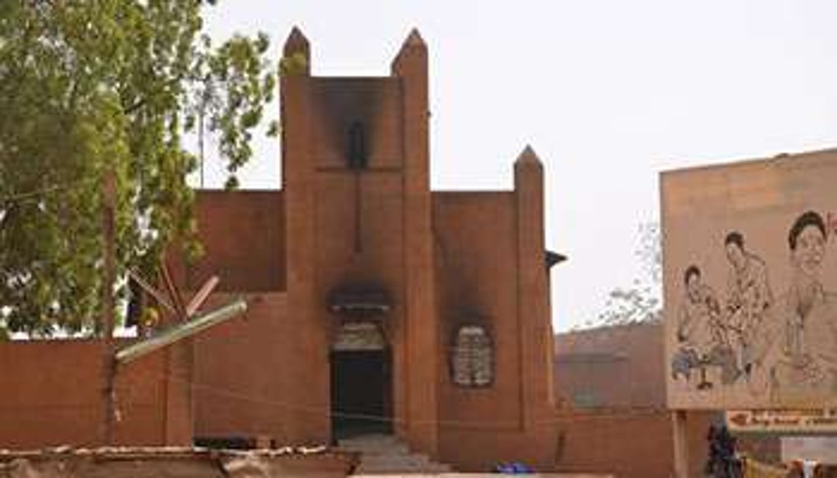 Une église incendiée à Niamey par des manifestants anti-Charlie Hebdo, le 17 janvier 2015. © AFP