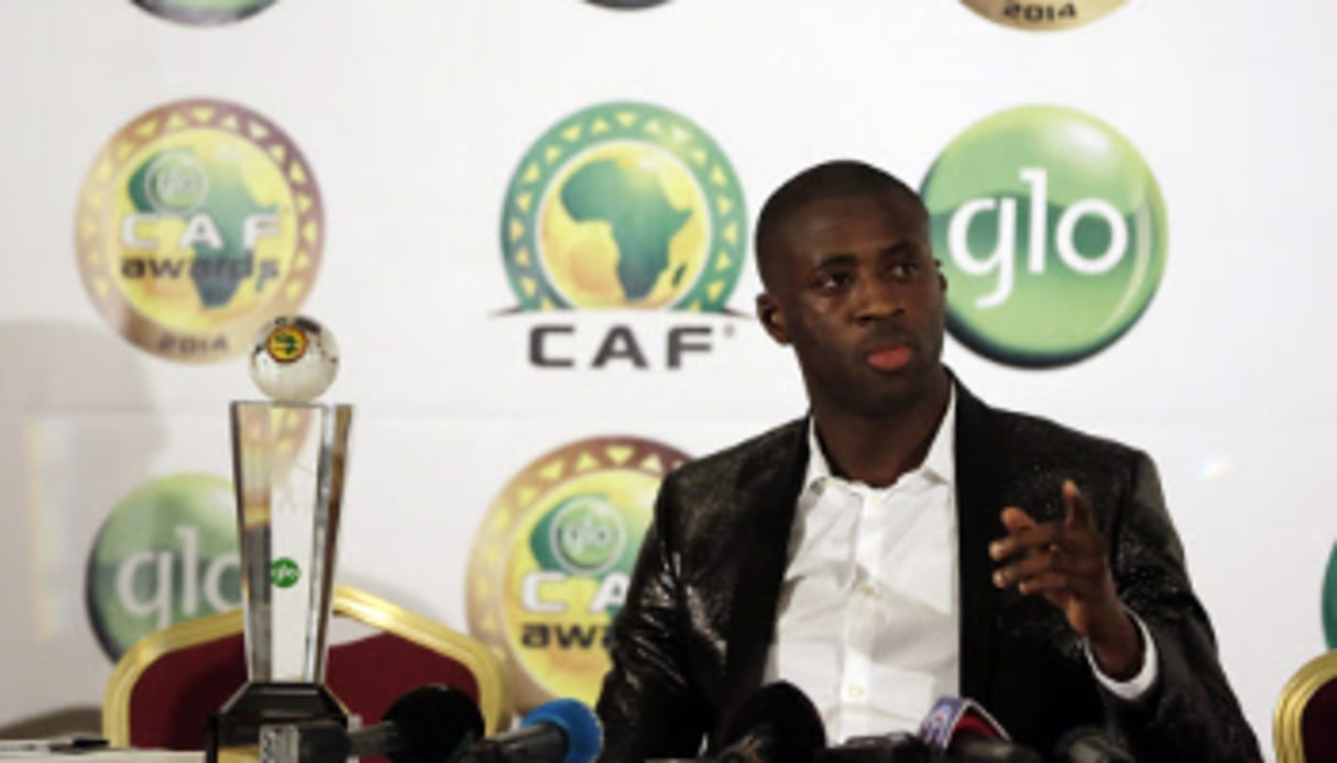Yaya Touré reçoit son trophée de meilleur joueur afriain de l’année 2014. © Sunday Alamba/AP/SIPA