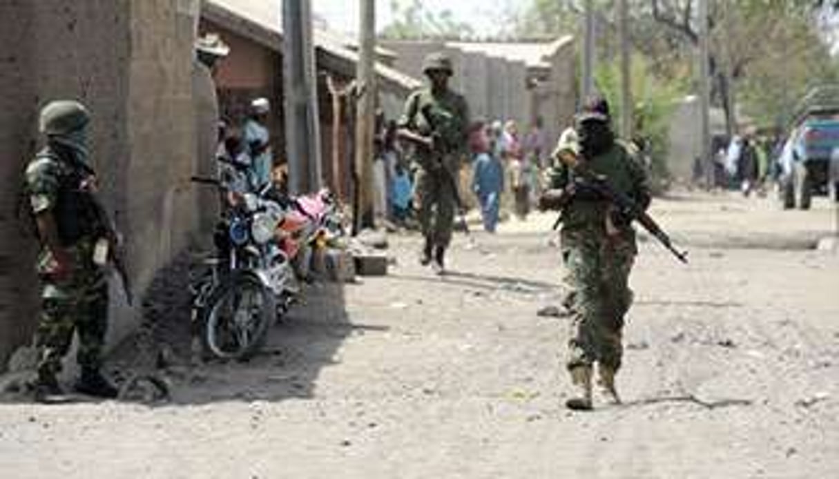 Des policiers nigérians à Baga, dans le nord-est du Nigeria, le 30 avril 2013. © AFP