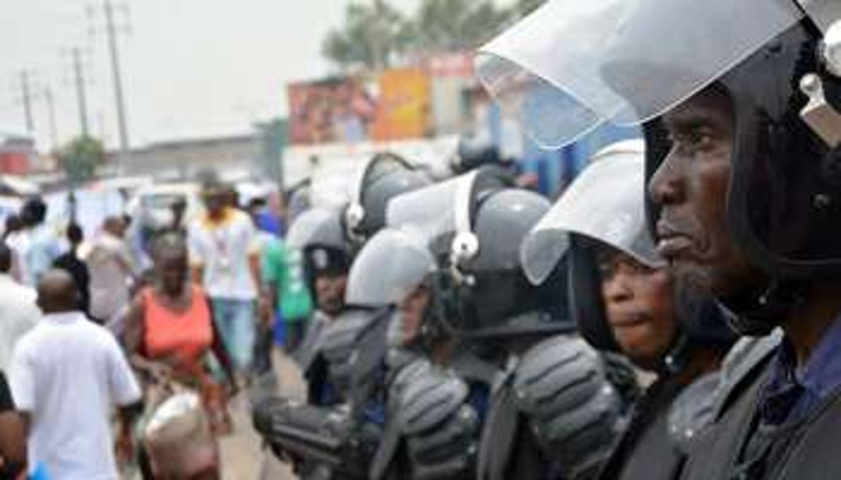 Des policiers déployés le 12 janvier à Kinshasa. © Papy Mulongo / AFP