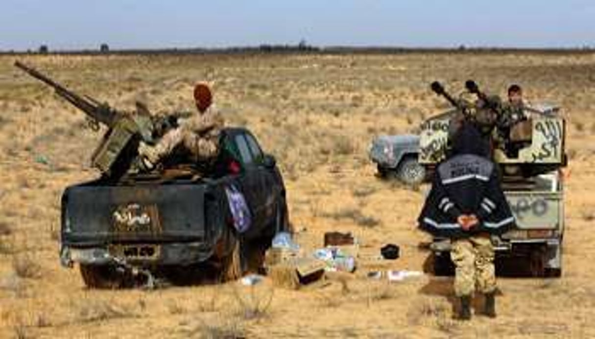 Combattants de Fajr Libya près de la base militaire de Wetia, à 170 km de Tripoli, le 5 janvier. © Mahmud Turkia/AFP