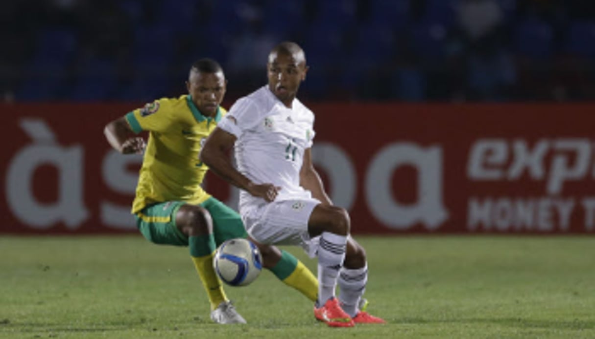 L’Algérien Yacine Brahimi au duel avec le Sud-Africain Andile Jali. © Photo AP