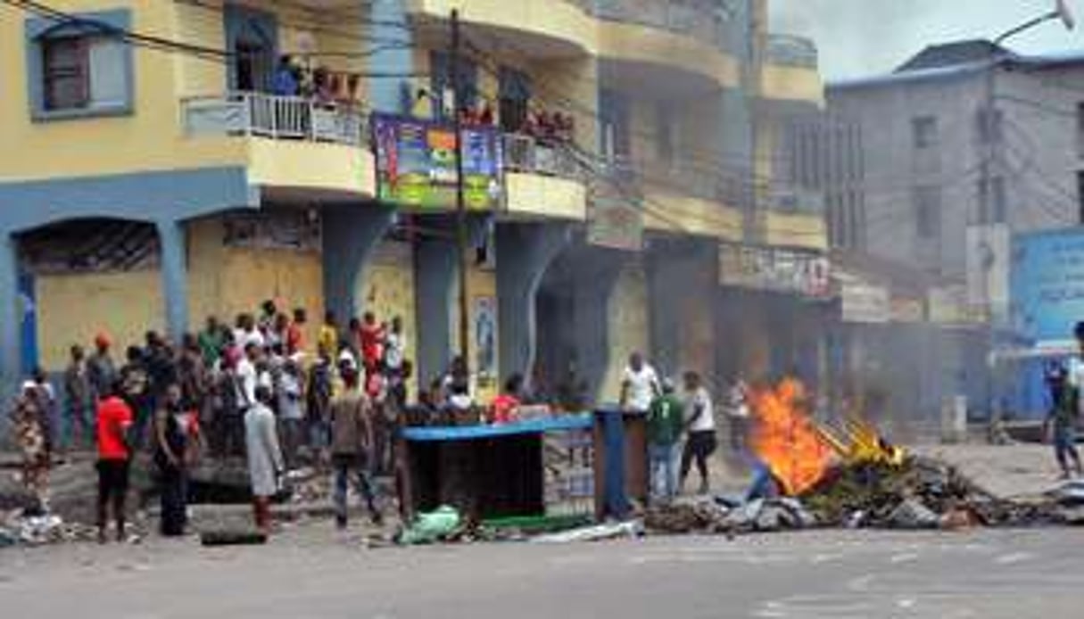 Des manifestants hostiles au président Joseph Kabila bloquent une rue à Kinshasa, le 19 janvier. © AFP