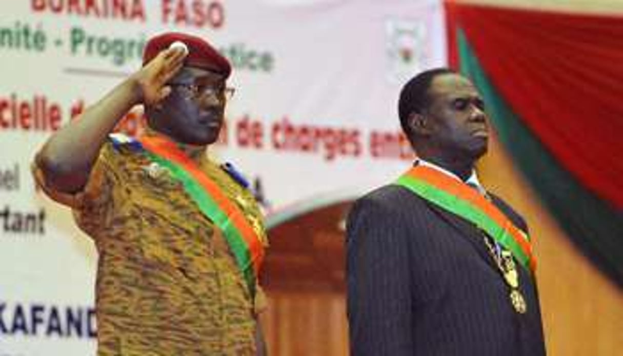 Michel Kafando (d) et le lieutenant-colonel Isaac Zida, le 21 novembre 2014 à Ouagadougou. © AFP