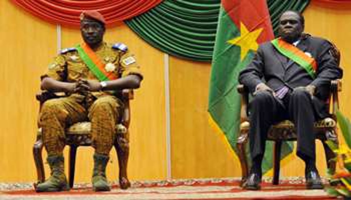 Yacouba Isaac Zida (g) et Michel Kafando (d), à Ouagadougou. © AFP