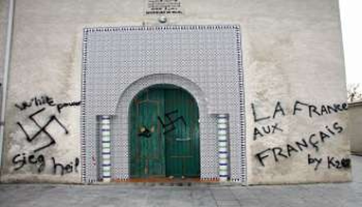 Une mosquée profanée par des tags de croix gammées en 2009 © THIERRY ANTOINE/AFP