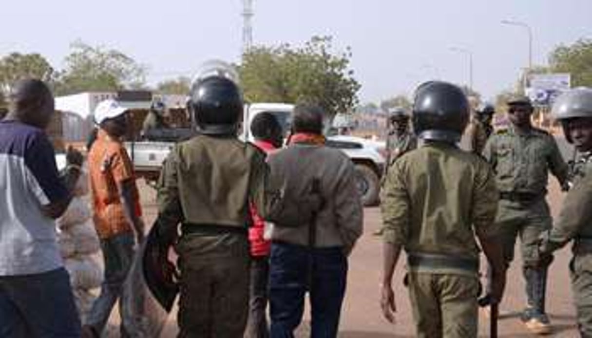 Des policiers dispersent une manifestation de l’opposition interdite à Niamey le 18 janvier 2015. © AFP