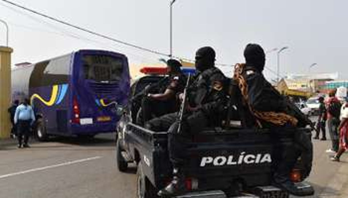 La police équato-guinéenne escorte le bus de l’équipe de Côte d’Ivoire à Malabo, le 22 janvier © AFP