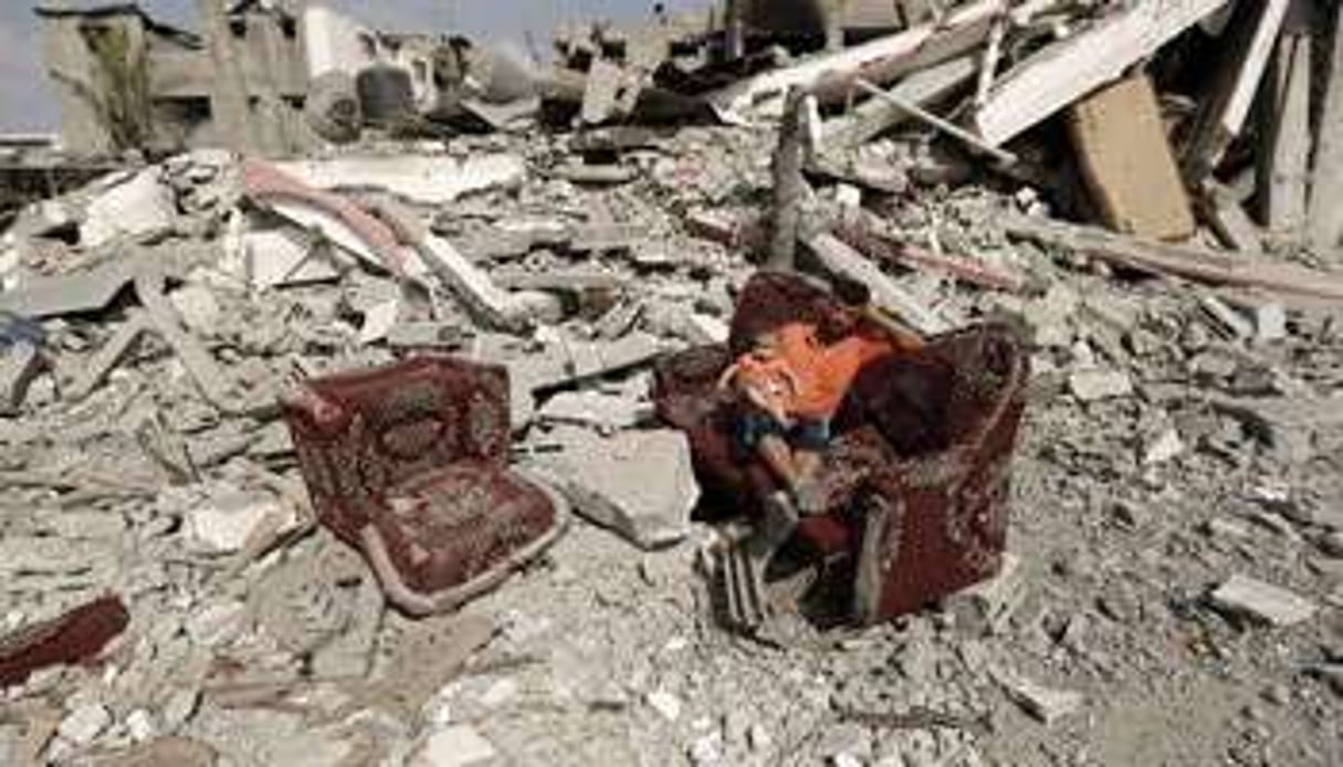 Un Palestinien au milieu des décombres à Gaza. © AFP