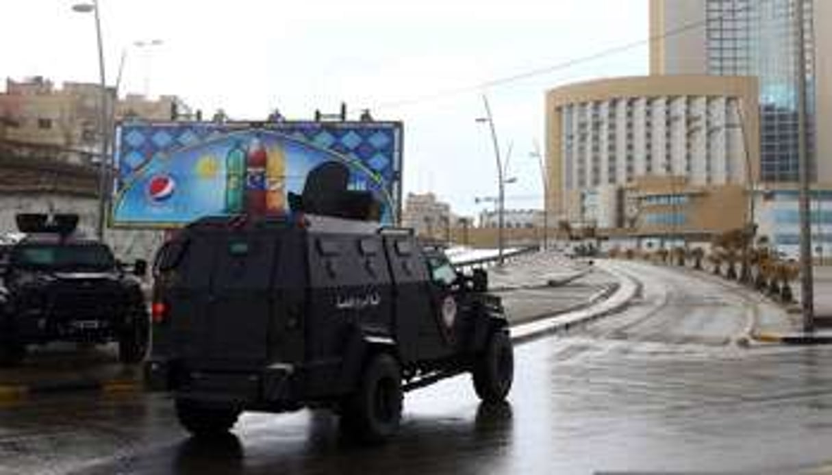 Des forces de sécurité autour de l’hôtel Corinthia. © AFP