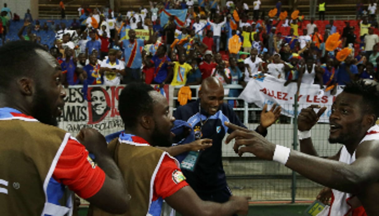 Les joueurs congolais fêtent leur qualification avec leurs fans dans le stade de Bata. © Photo AP