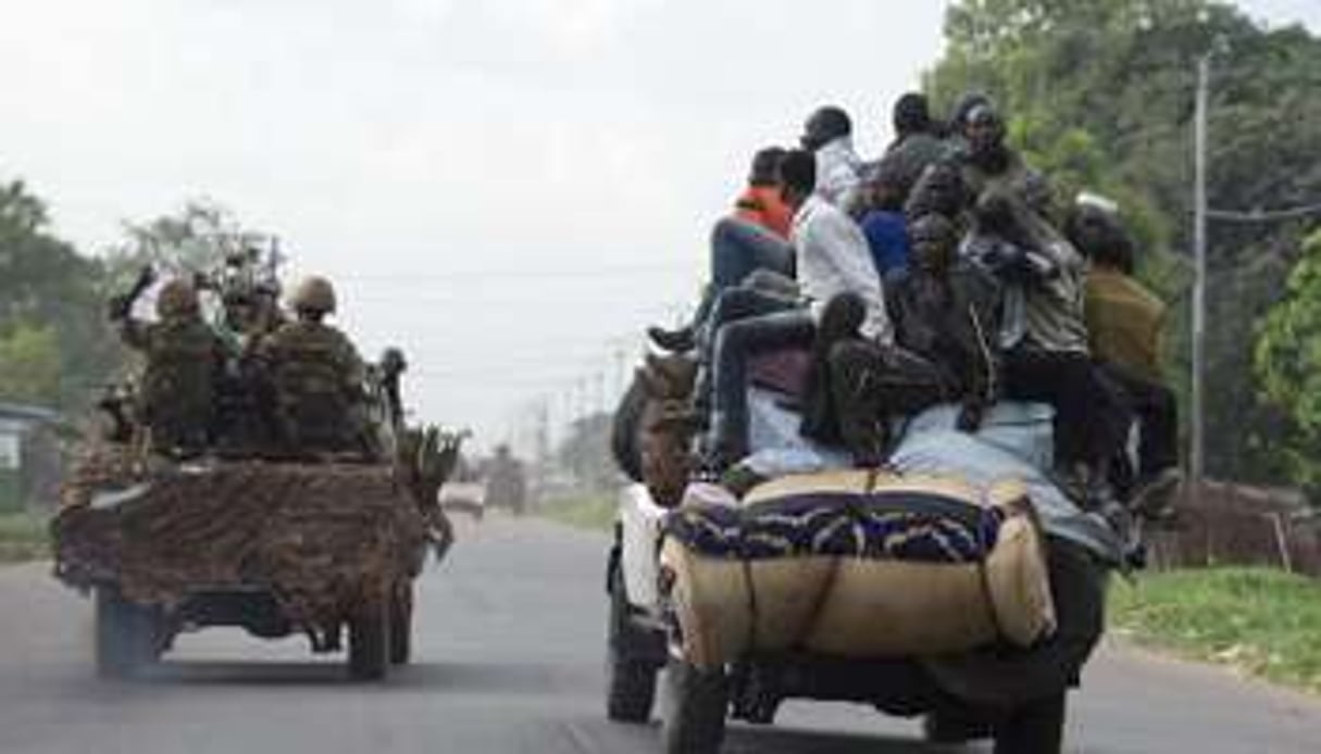 Des ex-Séléka à côté d’un convoi de l’armée tchadienne, le 4 avril 2014. © AFP