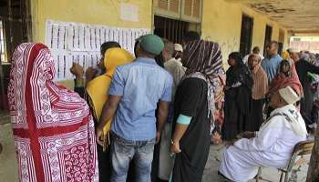 Les électeurs font la queue devant le bureau de vote à Mbeni, le 25 janvier. © Ibrahim Youssouf/AFP