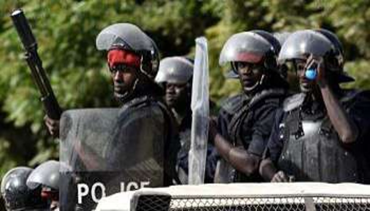 Des policiers sénéglais en patrouille lors d’un rassemblement interdit à Dakar, le 30 janvier. © AFP