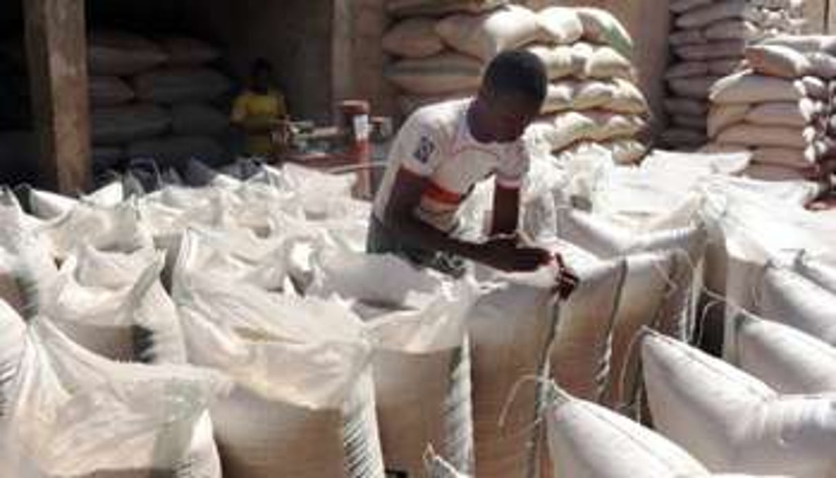 Sac de grains, à Dawanau, le plus grand marché de l’Afrique de l’ouest. © AMINU ABUBAKAR / AFP