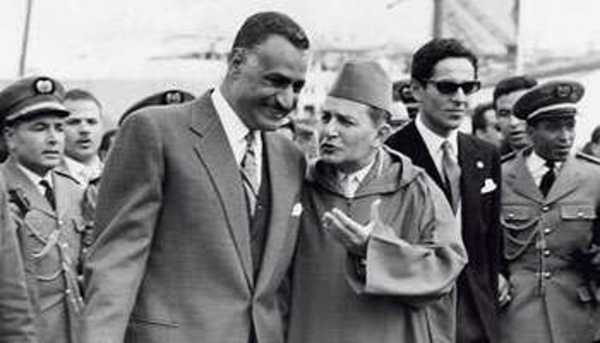 Le roi Mohammed V (à dr.) accueillant Gamal abdel Nasser, le 3 janvier 1961 à Casablanca. © AFP