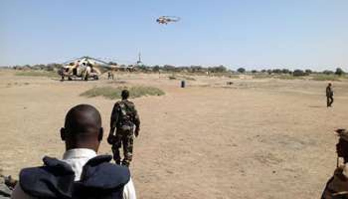 Des hélicoptères d’attaque Mi-8 survolent Fotokol au Cameroun le 1er février 2015. © AFP
