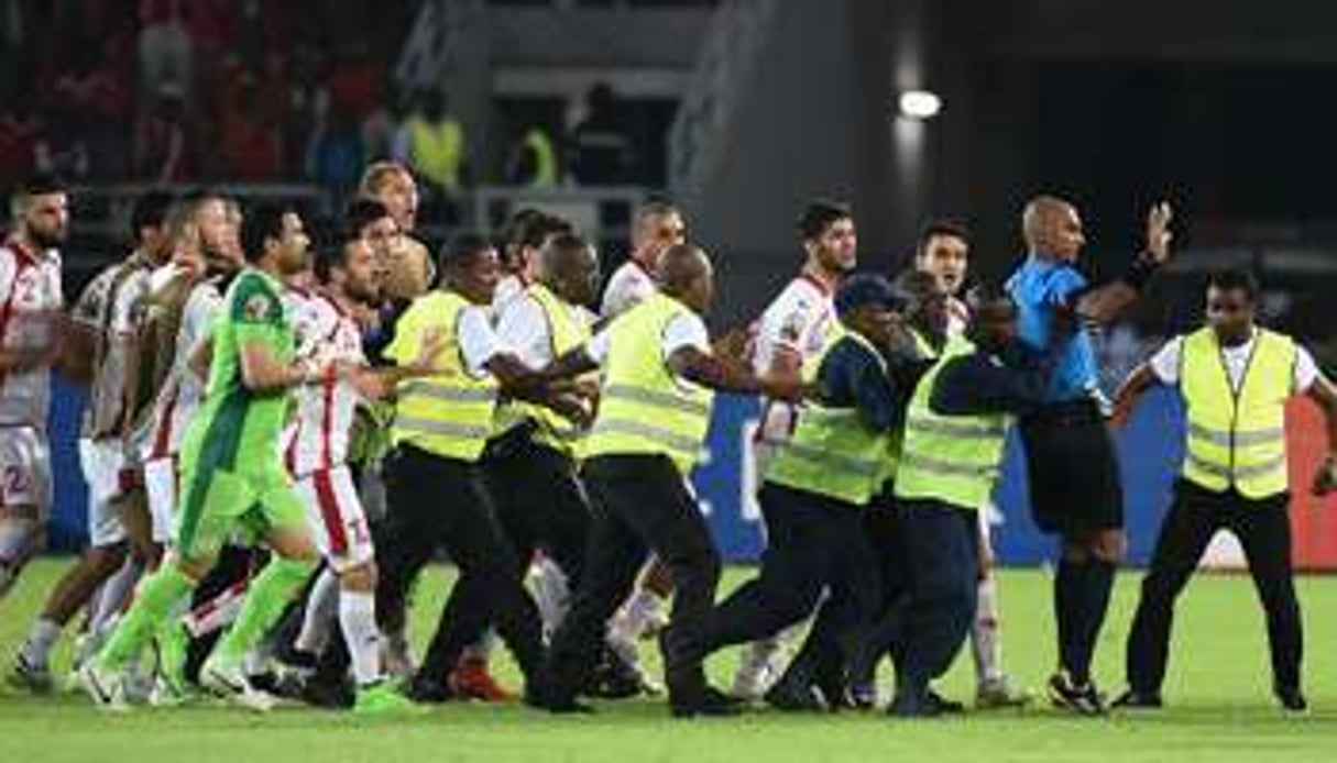 Les membres de la sécurité interviennent pour protéger l’arbitre (d) à la fin du match des quart © Carl de Souza/AFP