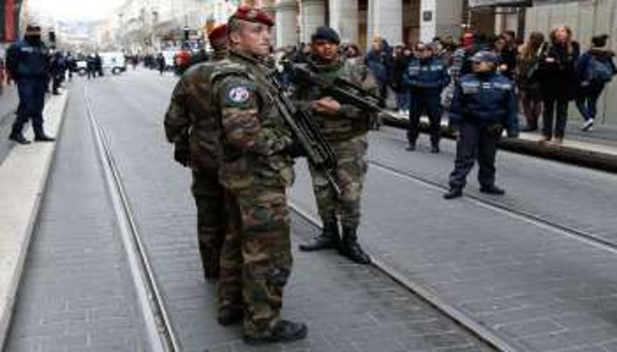 Des soldats patrouillent à Nice mardi 3 février 2014. © AFP/Valery Hache