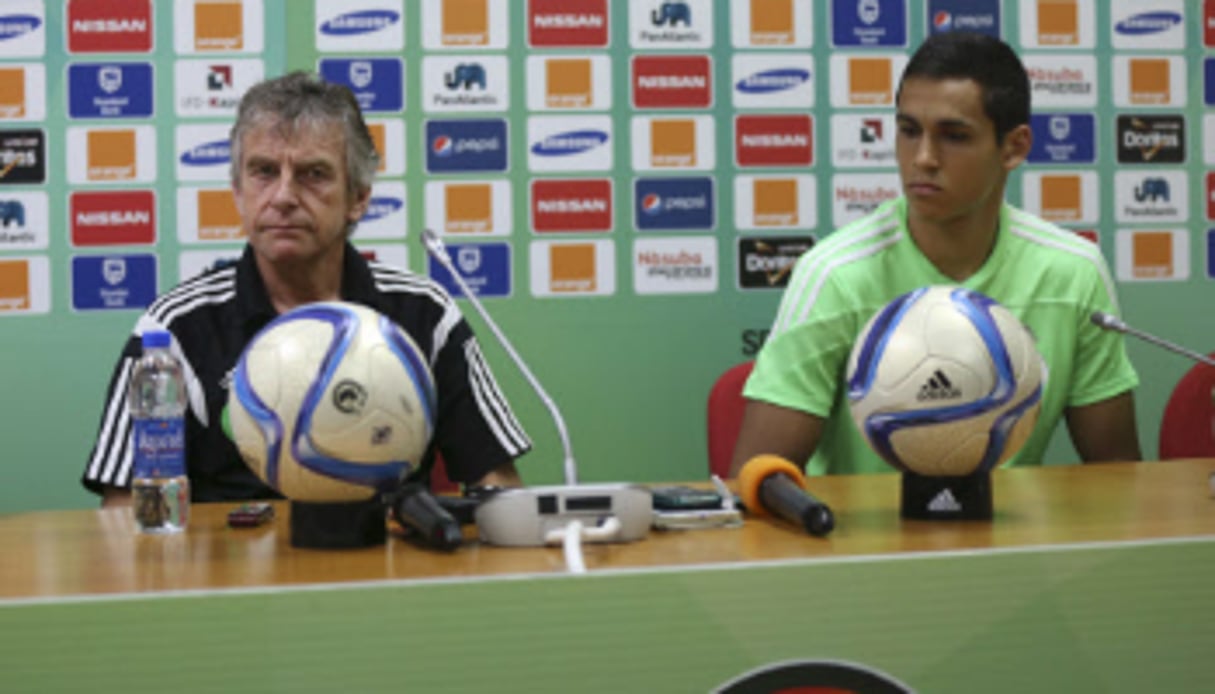 Le sélectionneur Christian Gourcuff avec le joueur Aissa Mandi, en conférence de presse. © Sunday Alamba/AP/SIPA