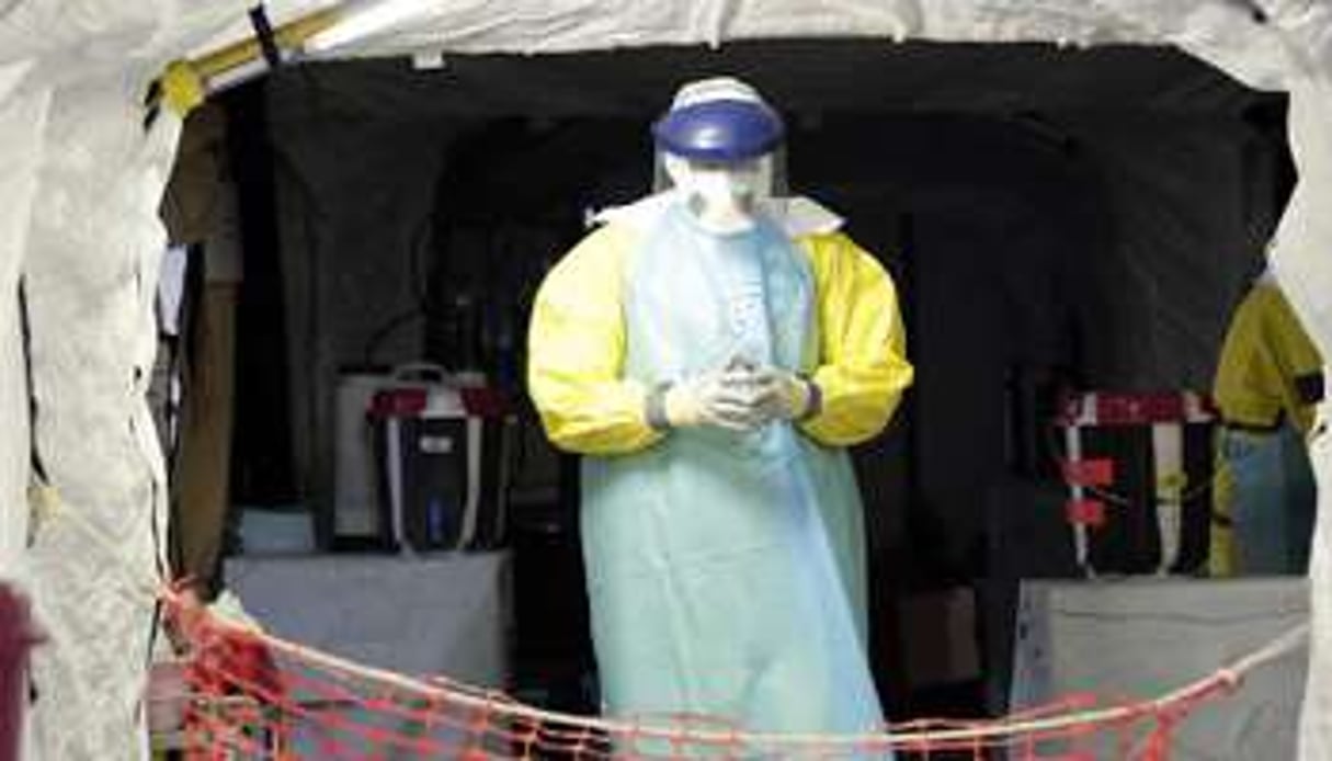Un médecin dans une unité de traitement pour personnes souffrant d’Ebola à Monrovia. © AFP