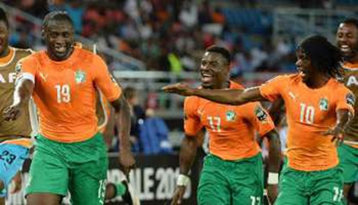 Le milieu de terrain et capitaine de l’équipe de Côte d’Ivoire Yaya Touré (g). © AFP