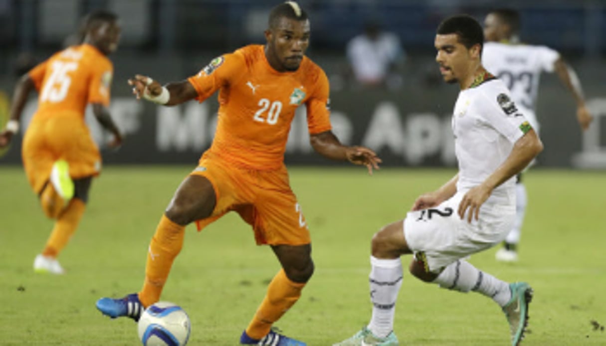 L’Ivoirien Serey Die défie balle au pied le Ghanéen Kwesi Appiah, à Bata le 8 février. © Photo AP