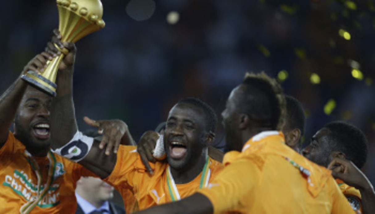 Le capitaine ivoirien Yaya Touré lève le trophée après la victoire de la Côte d’Ivoire en final © Photo AP