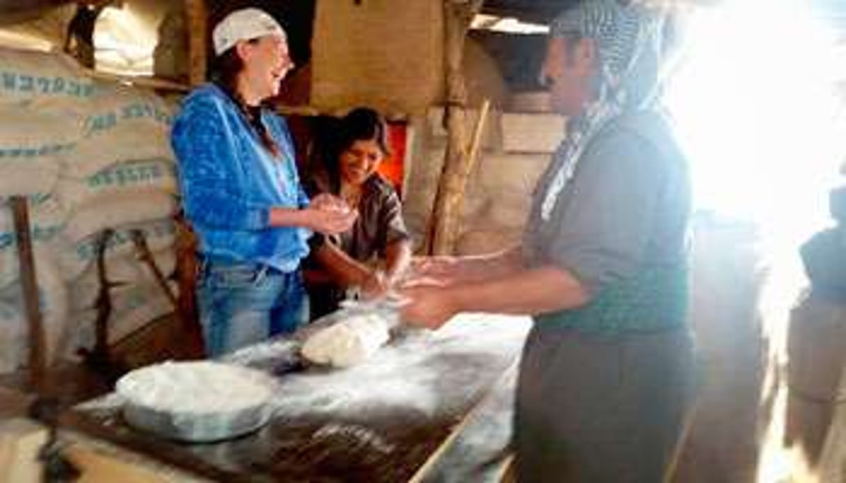 Gill Rosenberg (à g.) préparant du pain au bouglour dans un village du Kurdistan irakien. © DR