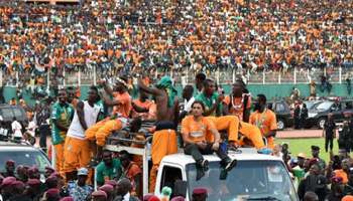 Les footballeurs ivoiriens défilant dans le stade d’Abidjan, le 9 février. © Sia Kambou / AFP