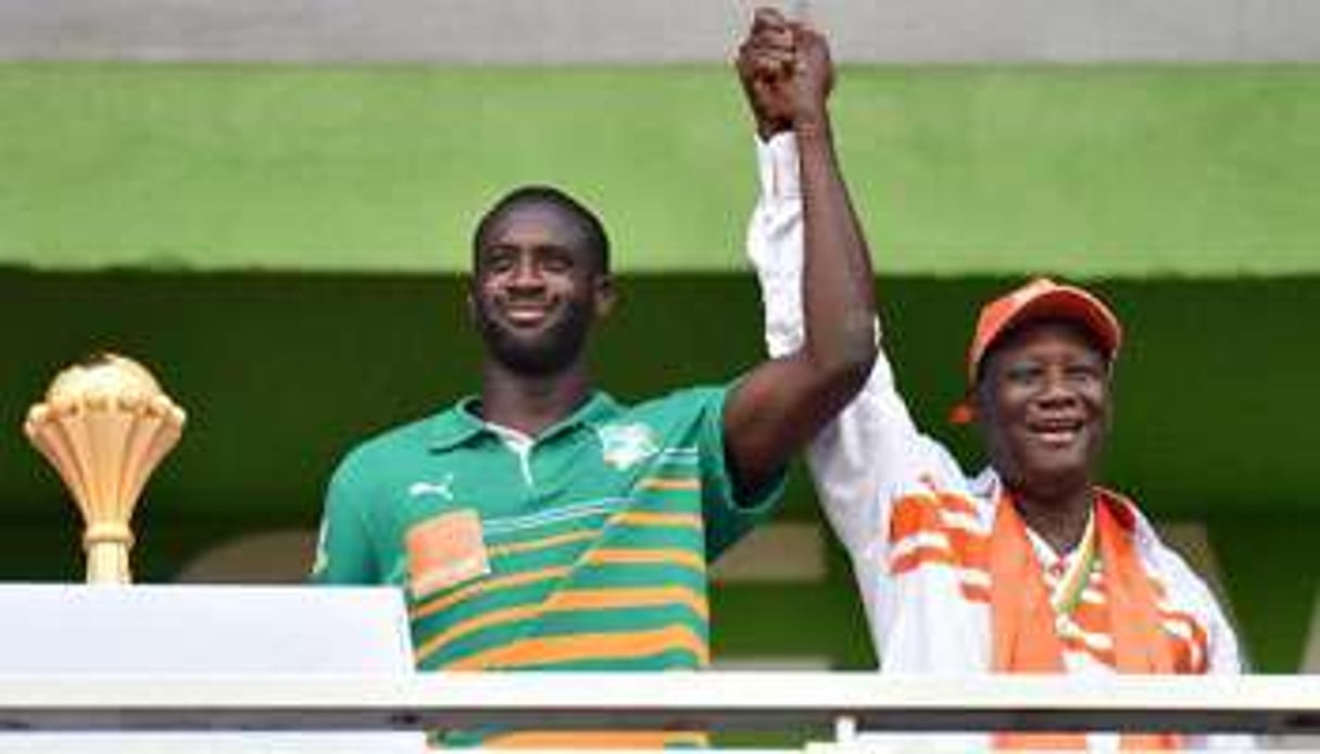 Yaya Touré et ADO saluent la foule, le 9 février 2015 à Abidjan. © AFP