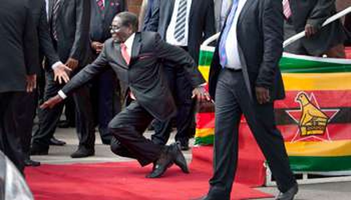À son retour à Harare, le 4 février, il s’est pris les pieds dans le tapis. © AP/Sipa