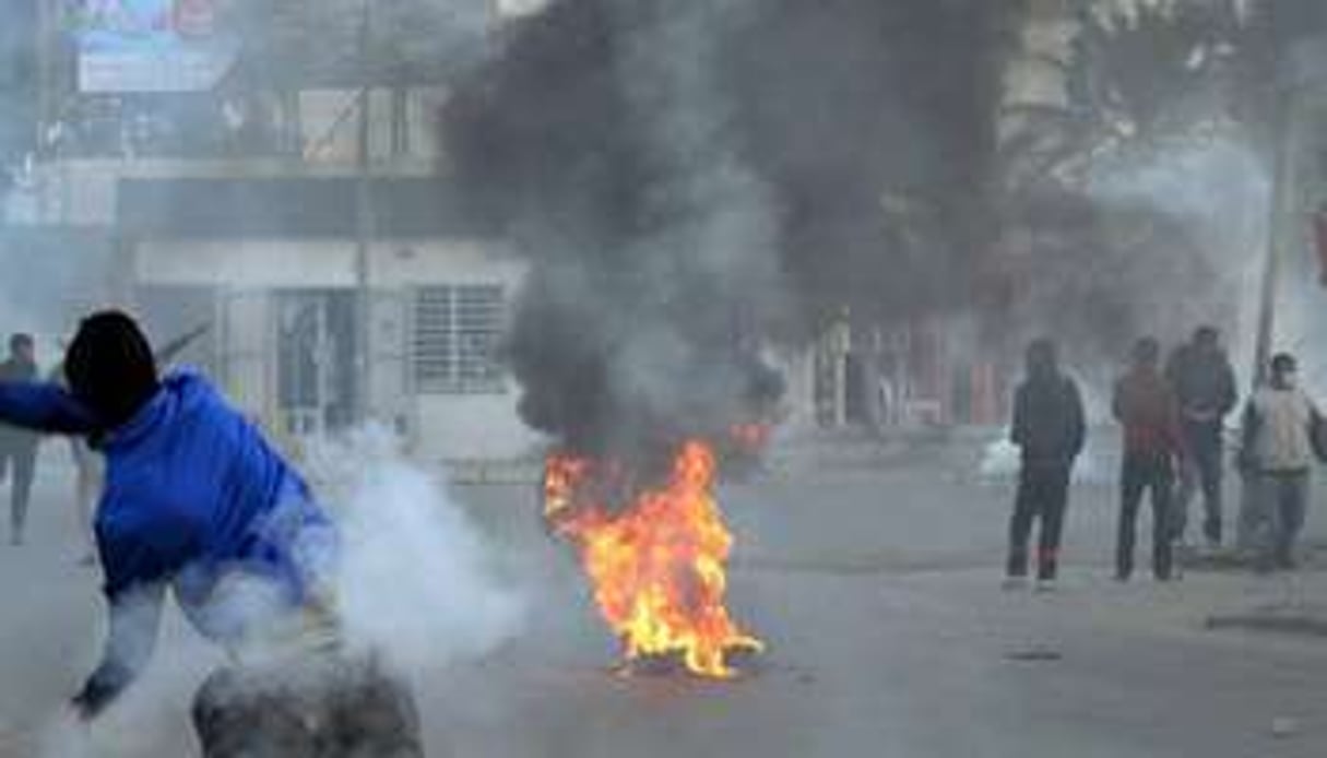 Heurts entre manifestants et policiers à Ben Guerdane, le 8 février. © AFP/Fethi Nasri