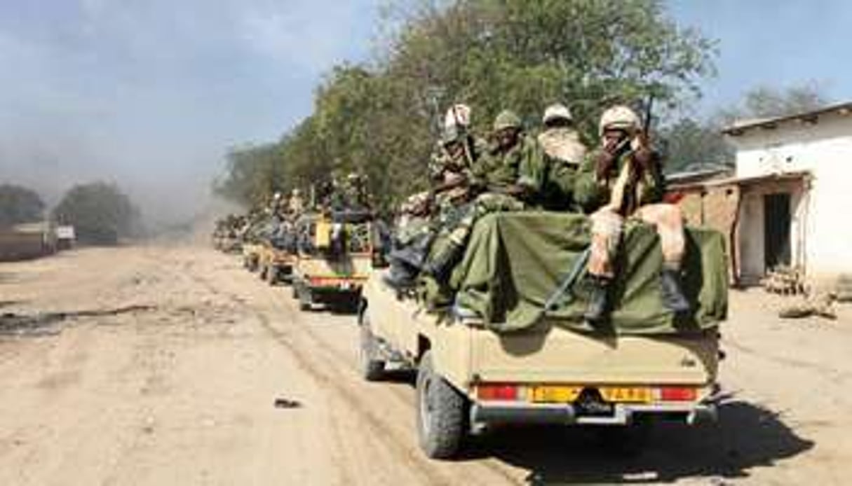 Des soldats tchadiens en patrouille à Gamboru, le 4 février 2015, au Nigeria. © AFP/Stéphane Yas
