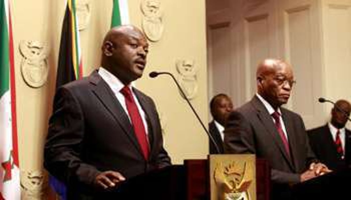 Le président burundais Pierre Nkurunziza (au premier plan), le 4 novembre 2014 en Afrique du Sud. © AFP/Jennifer Bruce