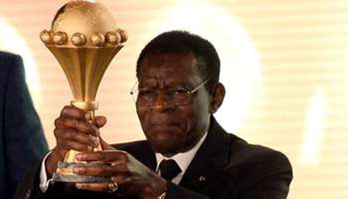 Teodoro Obiang Nguema avec le trophée de la CAN en décembre 2014. © Stephane De Sakutin / AFP