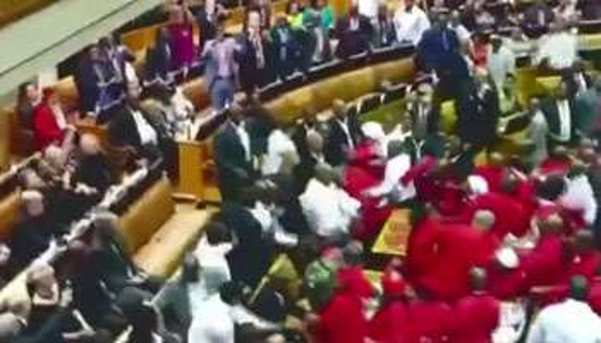 Échauffourées au Parlement sud-africain le 12 février 2015. © Capture d’écran.