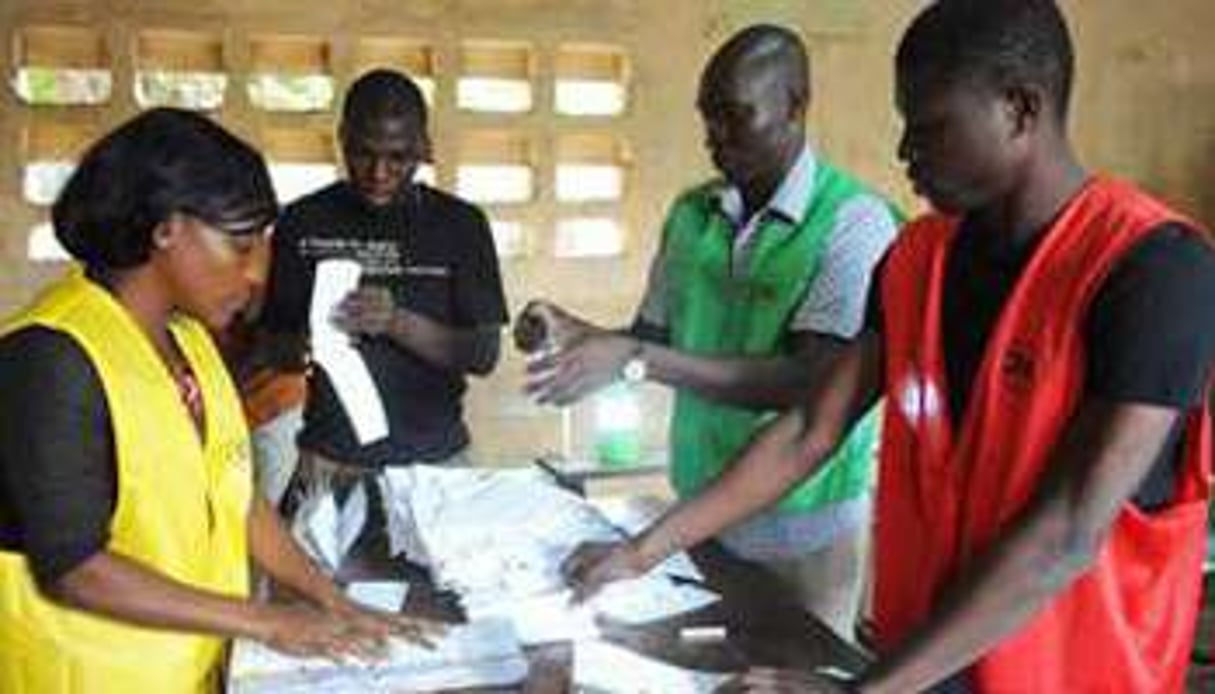 Des membres de la Ceni du Togo comptent les votes,le 25 juillet 2013 à Lomé. © AFP