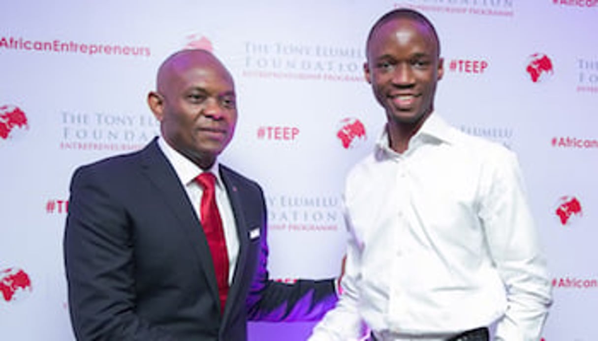 Tony Elumelu et Ayodeji Adewunmi, un jeune entrepreneur nigérian. © Tony Elumelu Foundation