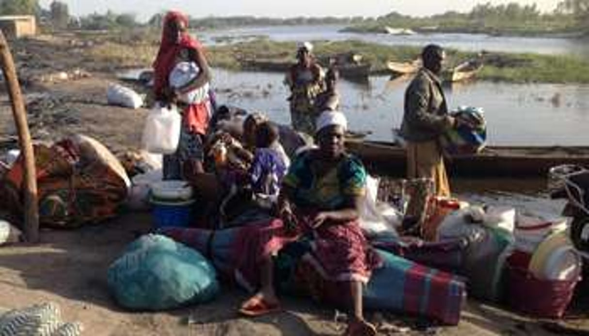 Une famille a rassemblé ses affaires pour fuir Ngouboua. © AFP