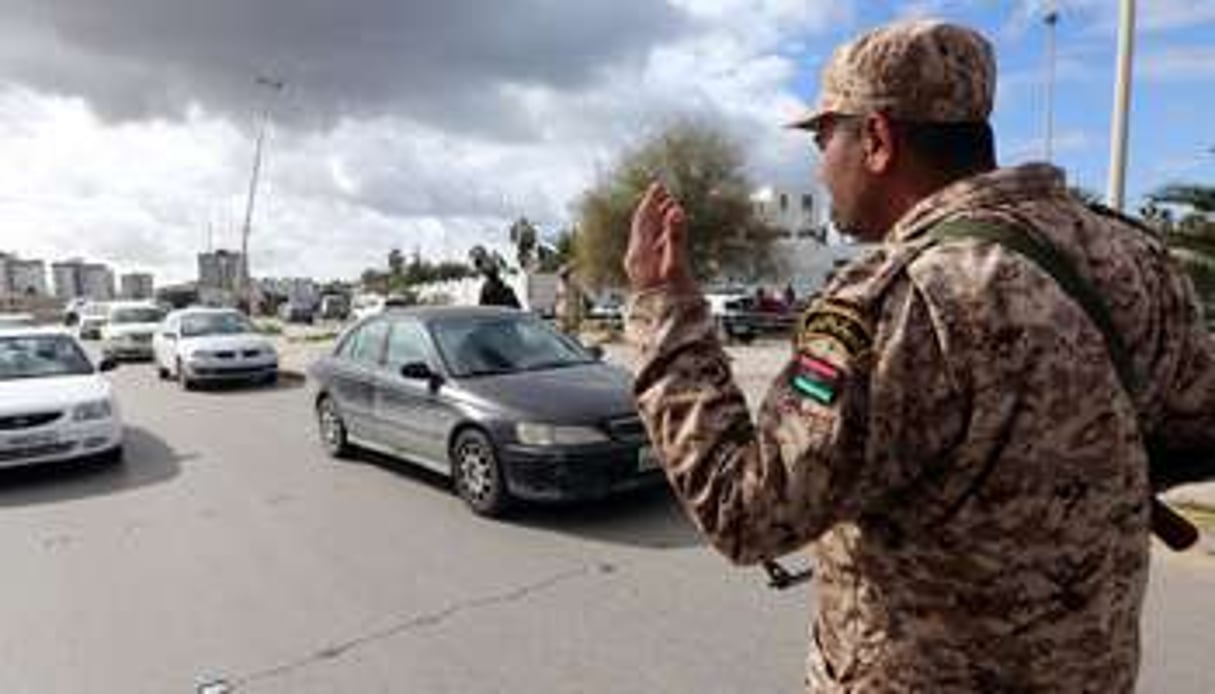 Un soldat de l’armée libyenne à un checkpoint, le 26 janvier à Tripoli. © AFP