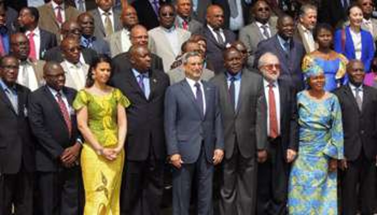 Les délégués de l’Amcomet autour de Jorge Carlos Fonseca (c.), président du Cap-Vert. © Nicolas Michel, pour J.A.