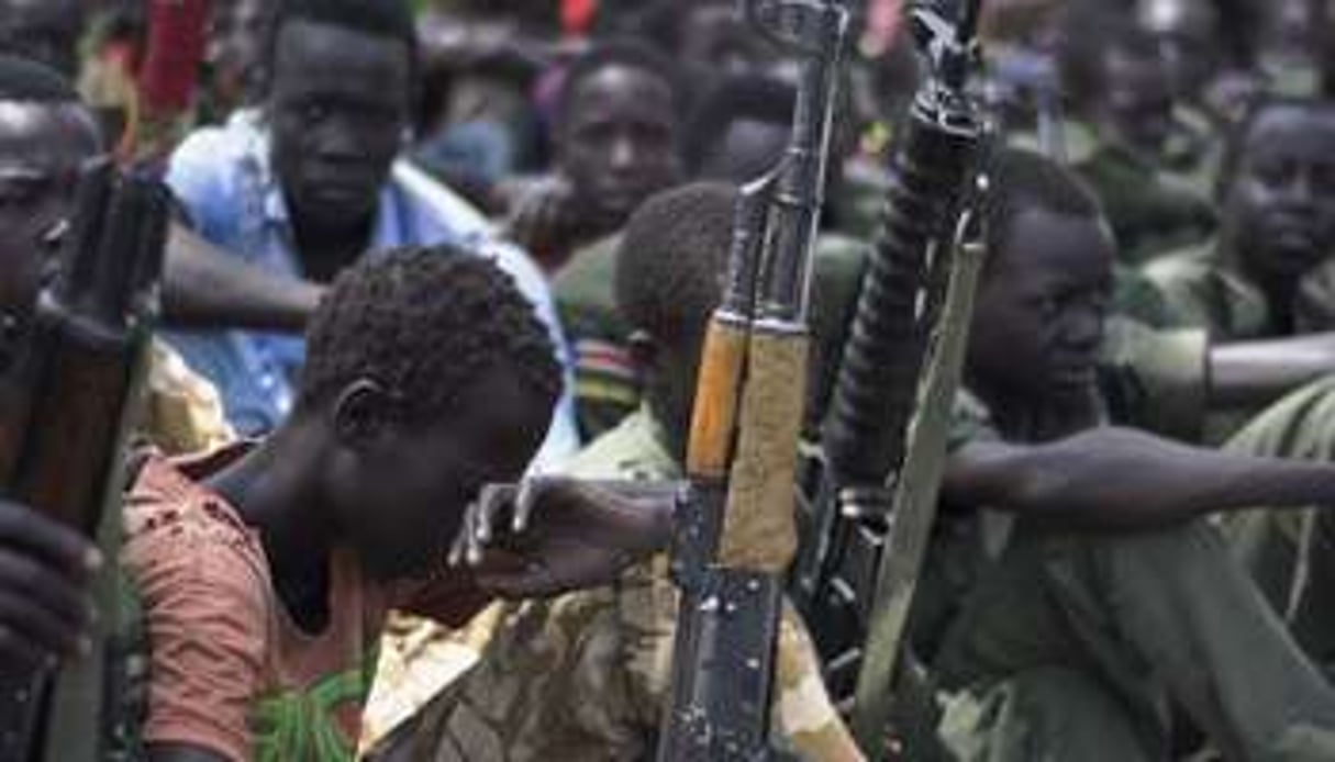 Des enfants soldats lors d’une cérémonie de démobilisation le 10 février 2015. © Charles Lomodong / AFP
