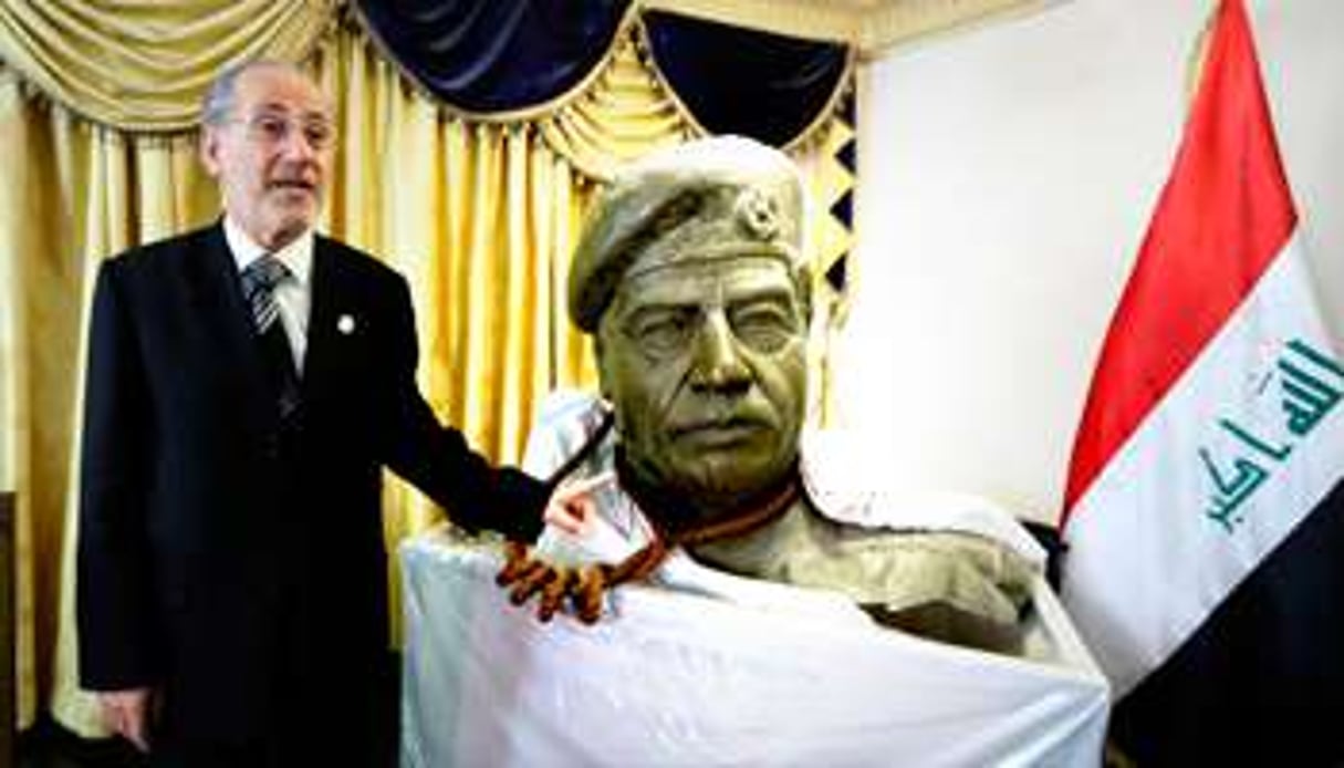 Dans le salon de Moaffaq al-Roubaï, un buste du dictateur. © Sabah Arar/AFP