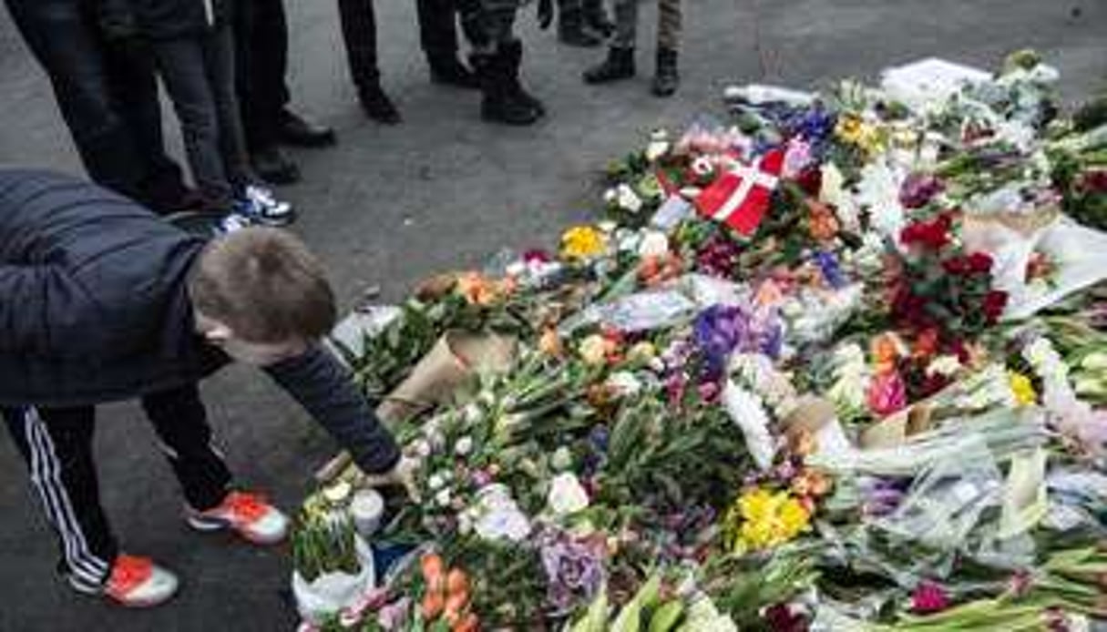 Les habitants de Copenhague rendent hommage aux victimes de l’attentat. © AFP