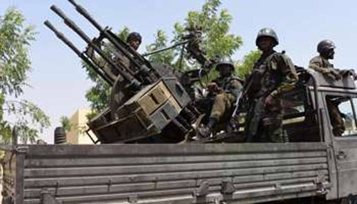 Des soldats camerounais patrouillent le 17 février 2015 dans la ville de Waza. © Reinnier Kaze / AFP