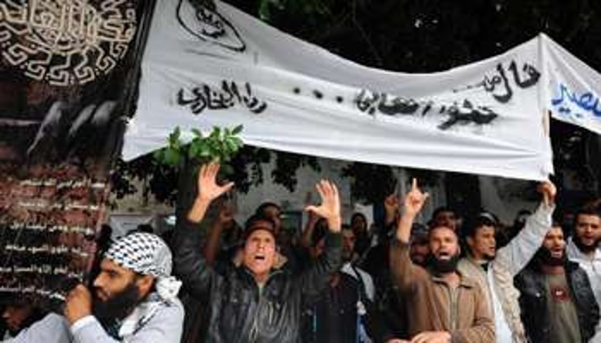 Des Salafistes tunisiens manifestent devant un tribunal de Tunis le 6 novembre 2012. © AFP
