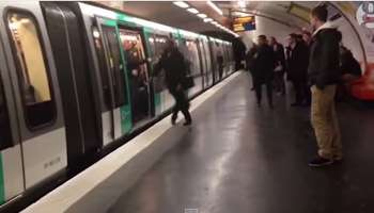 Des supporteurs de Chelsea refoulent un homme du métro à Paris parce qu’il est noir. © Capture d’écran/Guardian Wires/Youtube