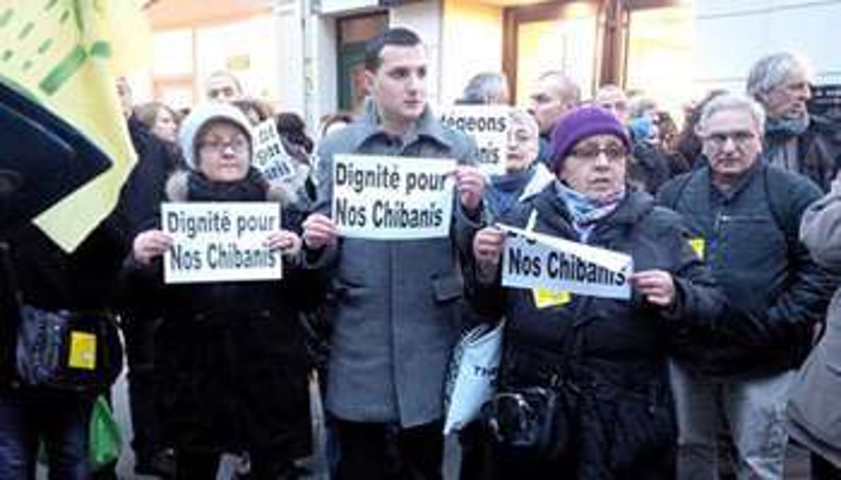 Plusieurs manifestants se sont mobilisés jeudi pour dénoncer le traitement des chibanis. © Adra